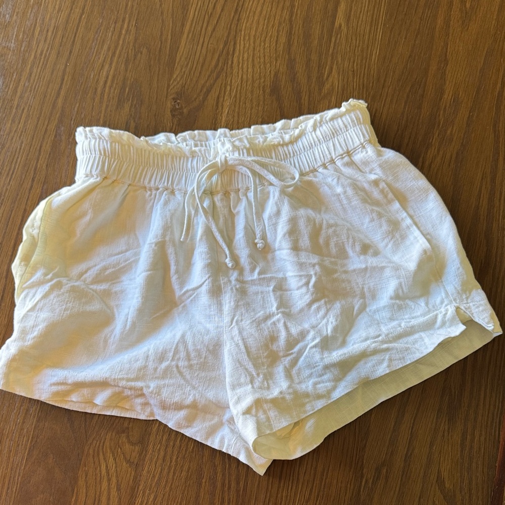 White linen shorts lined pockets